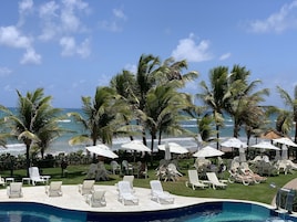 Una piscina al aire libre, camas de piscina gratis, sombrillas