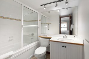 シャワー、ヘアドライヤー、タオル、石鹸