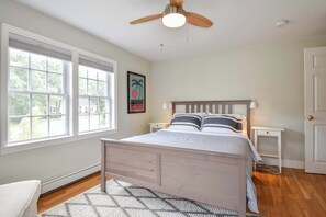 3 bedrooms, iron/ironing board, WiFi, bed sheets - Fully Renovated Walk to Scargo Lake! (Dennis)