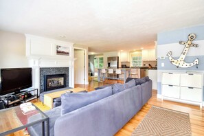 TV, offices - Fully Renovated Walk to Scargo Lake! (Dennis)