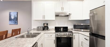 冷蔵庫、電子レンジ、オーブン、コンロ