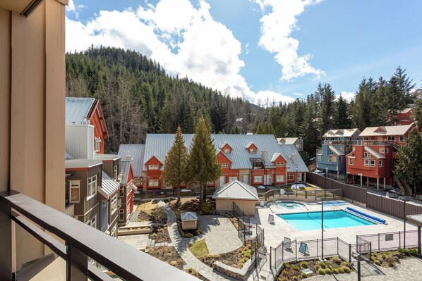 Una piscina al aire libre, una piscina climatizada