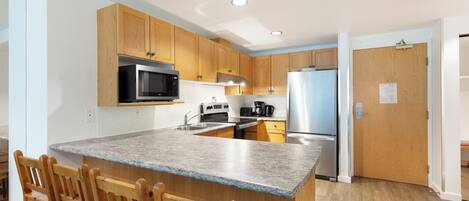 冷蔵庫、電子レンジ、オーブン、コンロ