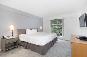 2 bedrooms, free WiFi, bed sheets, wheelchair access - Ski-in/Ski-out Condo w/Pool & Hot Tub Access (Whistler)
