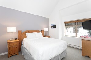2 bedrooms, iron/ironing board, free WiFi, bed sheets - Creekside Lift Access | Pool & Hot Tub (Whistler)