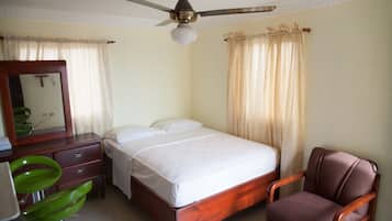 Schreibtisch, BĂŒgeleisen/BĂŒgelbrett, kostenloses WLAN, BettwĂ€sche