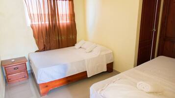 1 habitación, caja de seguridad en la habitación y escritorio