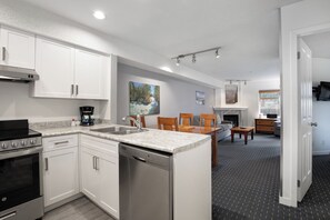 Refrigerador, microondas, placa de cocina, lavavajillas