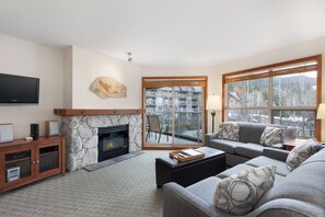 Fernseher, Kamin, Stereoanlage