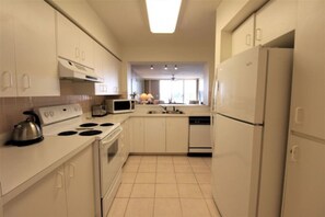 ثلاجة، ميكروويف، فرن، موقد طهي مسطح