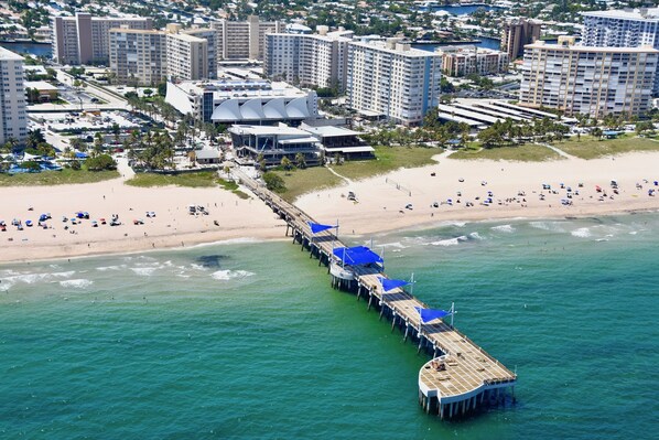 Beach nearby, sun loungers, beach towels