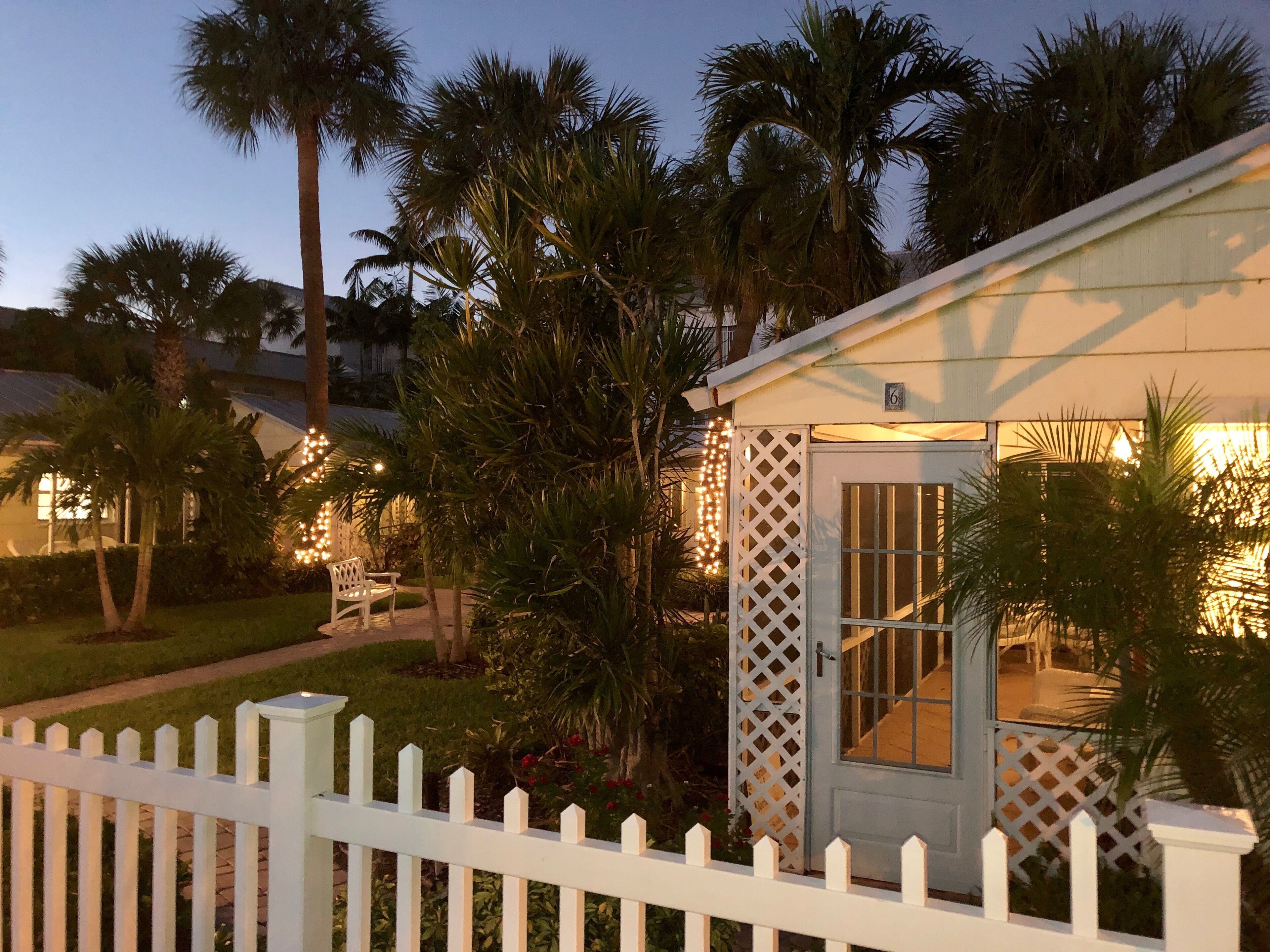 Romantic getaway! Historic cottage 2 blocks to beach 