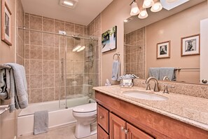 Articles de toilette gratuits, sèche-cheveux, serviettes fournies