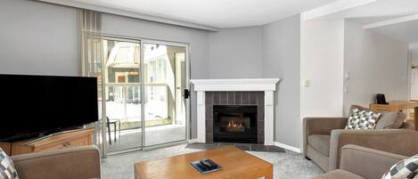 テレビ、暖炉、DVD プレーヤー