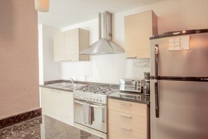 Kühlschrank, Mikrowelle, Ofen, Wasserkocher mit Kaffee-/Teezubehör