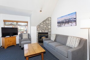 TV connectée, cheminée, chaîne hi-fi