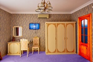 Standaard tweepersoonskamer, voor 1 persoon, 1 tweepersoonsbed, niet-roken | Lakens van Egyptisch katoen, donzen dekbedden, een bureau