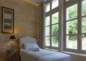 4 habitaciones, tabla de planchar con plancha y cuna de viaje 