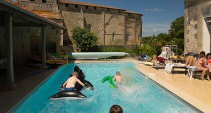 Romantic Gite & own pool, on hillside nr Saint Emilion with stunning panoramas