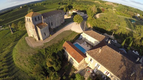 Romantic Gite & own pool, on hillside nr Saint Emilion with stunning panoramas