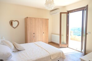 4 bedrooms, desk, iron/ironing board, WiFi