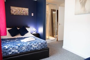 4 habitaciones, tabla de planchar con plancha y cuna de viaje