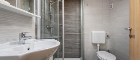 Douche, séchoir à cheveux, serviettes fournies, papier de toilette