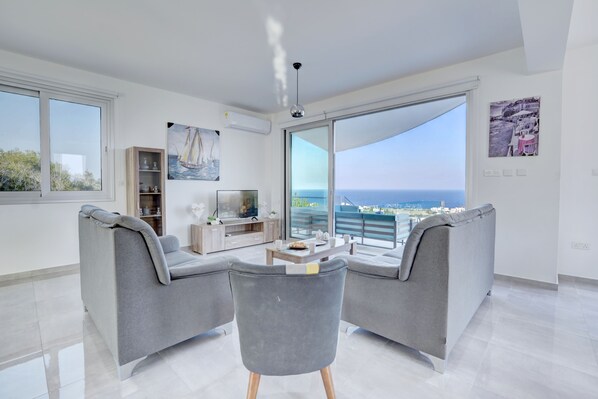 Smart-TV, DVD-Player, Tischtennisplatte, Musikbibliothek