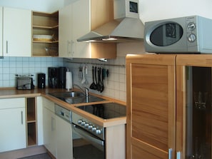 Kühlschrank, Mikrowelle, Ofen, Geschirrspüler