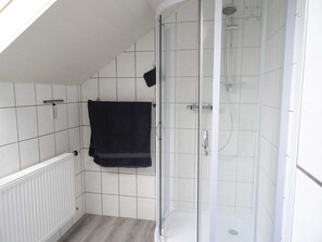 Shower, hair dryer, towels, soap - Apartment Lüttje Koje - Holiday apartments Kajüte Leer, 15199 (Leer (Ostfriesland))