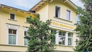 A building with a sign reading "Villa Waldstrasse". - Holiday Villa Waldstraße Whg. 16 - Holiday Villa Waldstraße Whg. 16 (Heringsdorf)