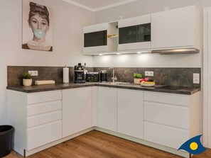 Jääkaappi, astianpesukone, kahvin-/teenkeitin, vedenkeitin