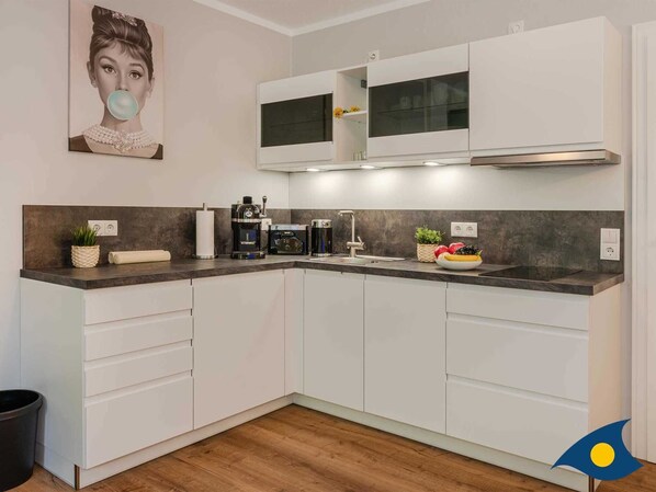 Køleskab, opvaskemaskine, kaffe-/temaskine, elkedel