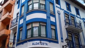 A building with a blue and white facade, featuring the name 'ALDATZETA' prominently displayed. - Aldatzeta Ostatua (Bermeo)