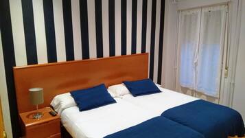 Habitación estándar con 1 cama doble o 2 individuales, vistas a la ciudad | 1 dormitorio, ropa de cama de alta calidad, edredones de plumas
