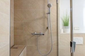 Dusche, Haartrockner, Handtücher
