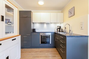 Kühlschrank, Ofen, Herdplatte, Geschirrspüler