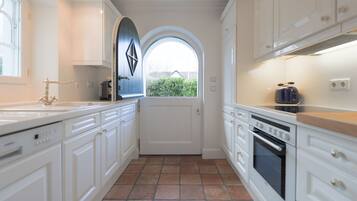 Fridge, oven, stovetop, dishwasher