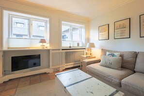 Fernseher, Bücher, Stereoanlage