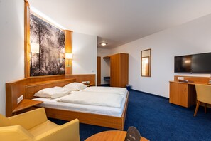 Business Double Room | Hypo-allergenic bedding, desk, laptop workspace, blackout curtains - Hotel - Gasthof Hüttensteinach (Sonneberg)