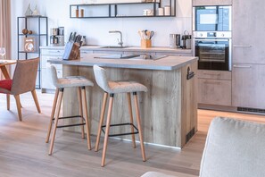 Fridge, microwave, oven, dishwasher - Luxury-SPA-OG-Fewo MOHNBLUME - Luxury-SPA-OG-Fewo MOHNBLUME (WE 4) (Göhren-Lebbin)