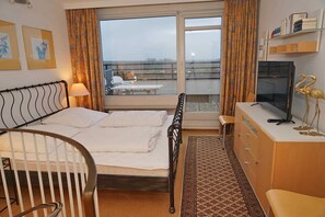 2 bedrooms, travel crib, WiFi