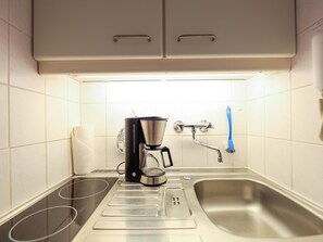 Kühlschrank, Herdplatte, Wasserkocher mit Kaffee-/Teezubehör, Toaster