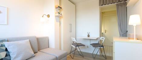 Télévision à écran plat, livres, chaîne hi-fi