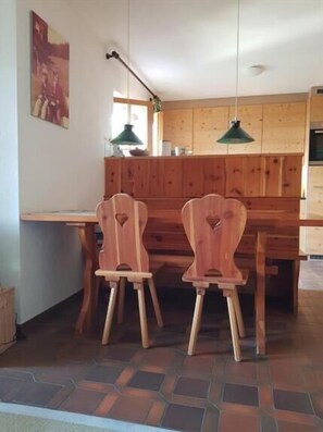 Dining - Outside : 3-room flat for 4 persons on the 2nd floor, large balcony with garden furniture -Inside : (St-Luc)