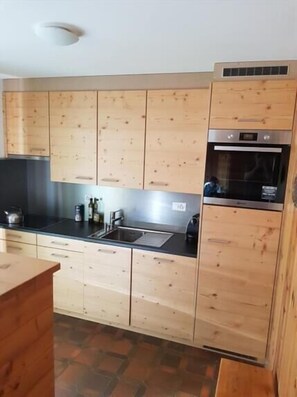 Fridge, oven, stovetop, dishwasher - Outside : 3-room flat for 4 persons on the 2nd floor, large balcony with garden furniture -Inside : (St-Luc)