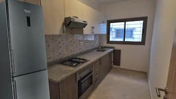 Fridge, oven, stovetop, coffee/tea maker