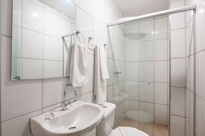 Minibar, desk, blackout drapes, soundproofing - Hotel Pouso Alegre (Cariacica)