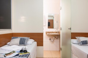 Departamento estándar, 2 camas individuales, para no fumadores | Minibar, escritorio, cortinas blackout y insonorización