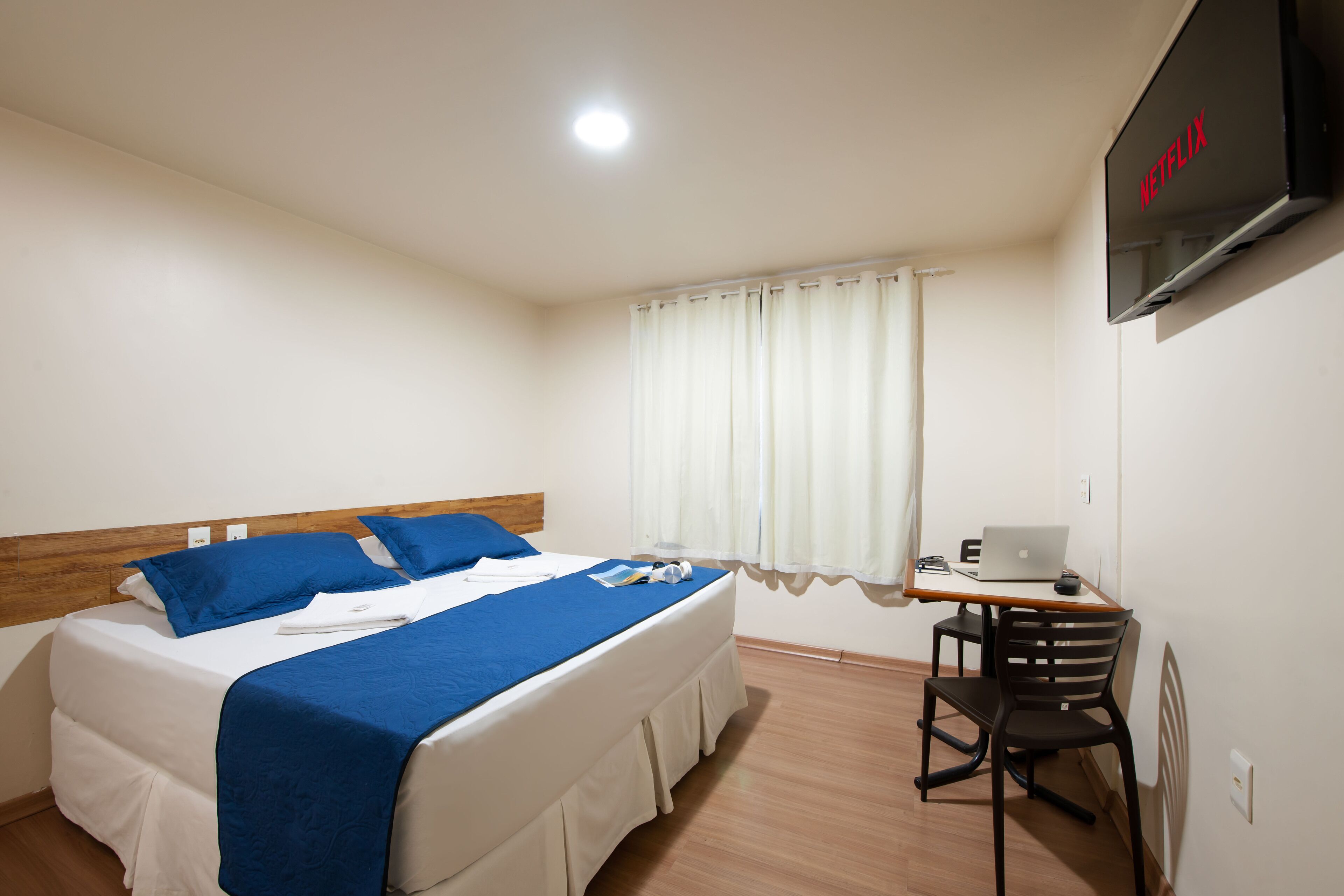 Frigobar, escrivaninha, cortinas blackout, quartos à prova de som